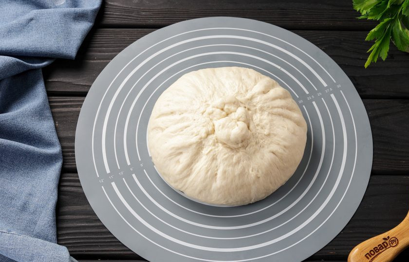 1. Этап. Армянский хачапури: Края лепёшки соберите к центру и тщательно защипните.