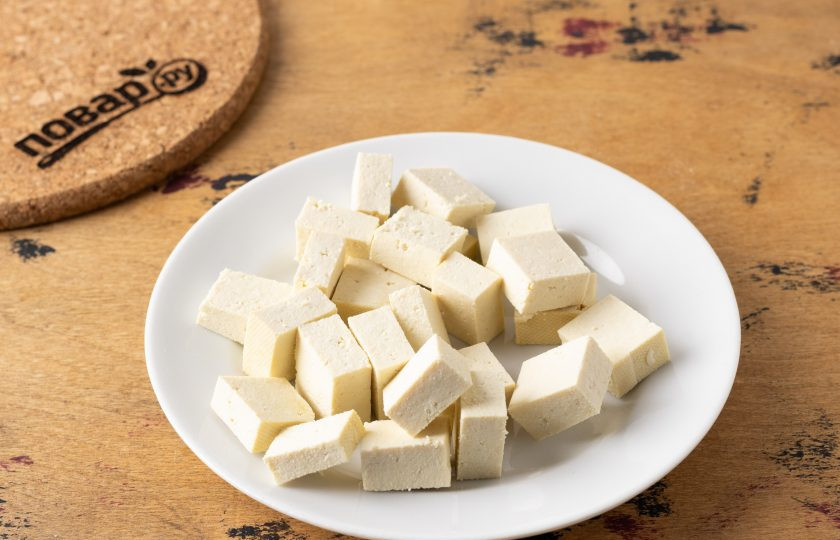 1. Этап. Хрустящий тофу в кунжуте: Тофу нарежьте пластинами примерно по 1,5-2 см. толщиной. Промокните их бумажными полотенцами от влаги. Затем нарежьте кубиками.