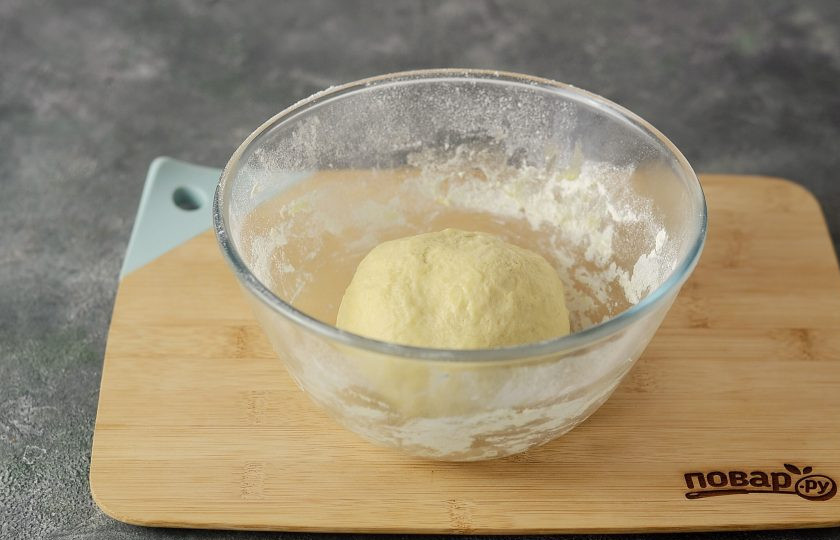 1. Этап. Бэлиш с тыквой: Добавьте муку, замесите мягкое и однородное тесто.