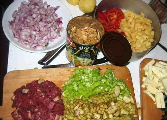 1. Этап. Запеканка Тбилисури в горшочках: Абсолютно все ингредиенты нарезаем мелкими кубиками.