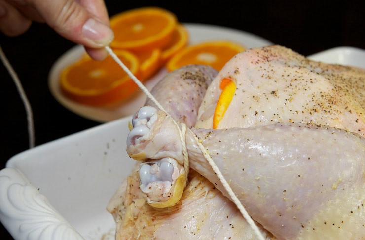 1. Этап. Курица под сладким соусом: 7. Плотной ниткой свяжите ножки.