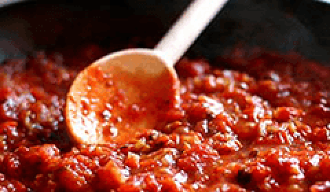 1. Этап. Таиландский соус: В кастрюлю засыпать овощную смесь из комбайна, имбирный корень, мёд, фруктовый уксус, растительное масло, сахар и соль. Варить, помешивая, до загустения соуса.