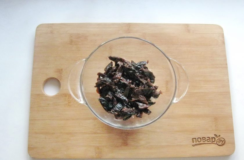 1. Этап. Салат Аристократ с курицей: Чернослив хорошо помойте и залейте горячей водой на 5-6 минут. Затем нарежьте и выложите вторым слоем салата. Смажьте заправкой.