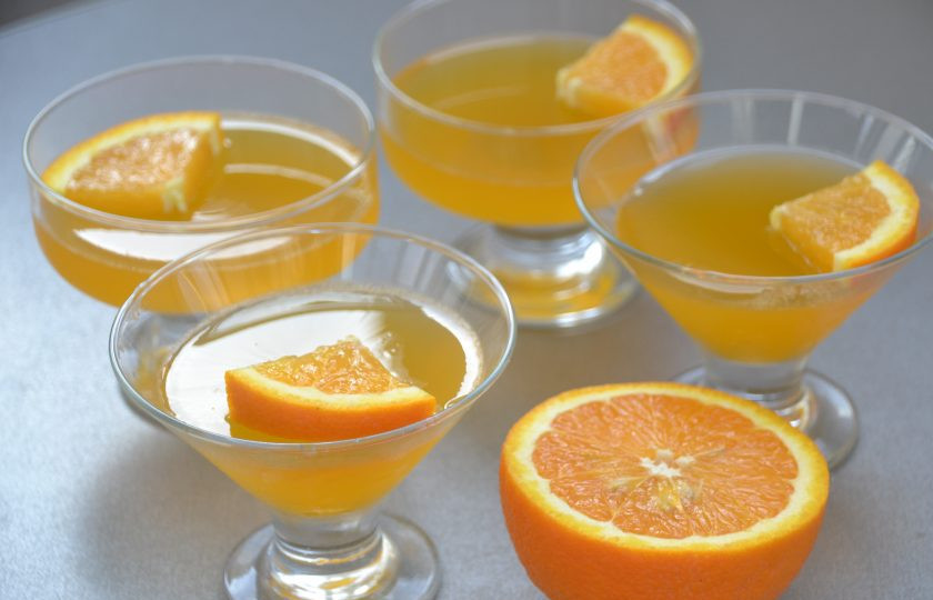 1. Этап. Желе из газировки: Подавайте застывшее желе с долькой апельсина или мандарина, можно украсить листочком мяты. Вкусный и освежающий десерт готов, приятного аппетита!