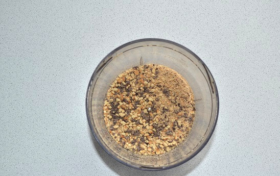 1. Этап. Рулеты с фруктовой начинкой: Для подачи я использую крошку из шоколада и печенья. Рулет нарежьте небольшими кусочками, обваляйте каждый в крошке.