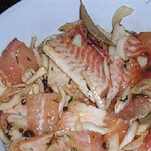 1. Этап. Жареная рыба с чесноком и сыром: 1. Рыбу почистить, отделить от хребта и нарезать порционными кусками. Приготовить маринад. Лук нарезать кольцами, вылить соевый соус, специи и приправы, лимонный сок и перемешать с рыбой. Мариновать рыбу не менее часа.