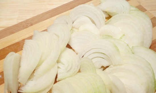 1. Этап. Курица с яблоками в мультиварке: 1. Нарежьте лук полукольцами.