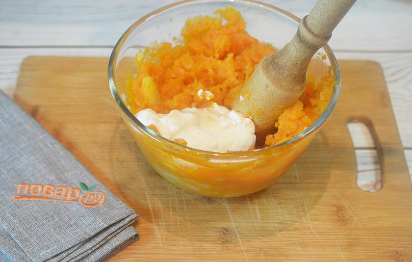 1. Этап. Картофельное пюре из батата с зеленью: 5. Добавьте масло, йогурт. Посолите, поперчите.