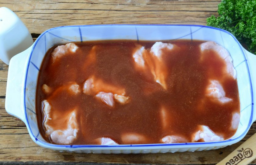 1. Этап. Свиные кусочки в кока-коле: Залейте полученным соусом мясо, сверху присыпьте сахаром. Отправьте в духовку на 1 час (температура — 180 градусов). За это время большое количество соуса испарится, а на поверхности мяса образуется красивая и вкусная карамельная корочка.