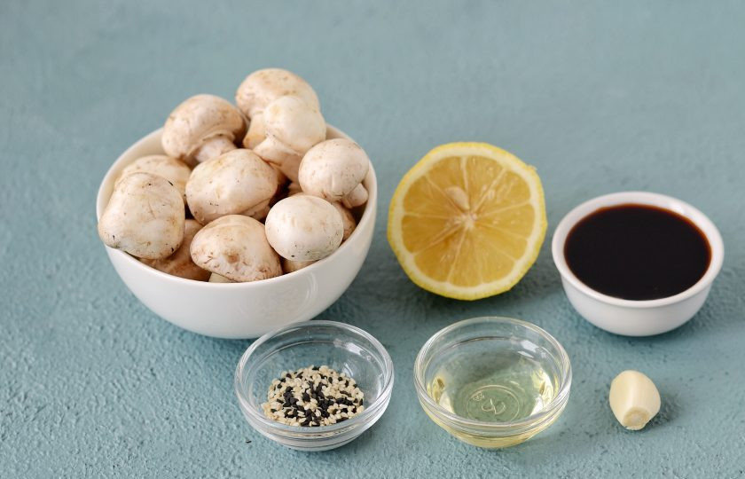 1. Этап. Шампиньоны в соевом соусе: Подготовьте все ингредиенты.