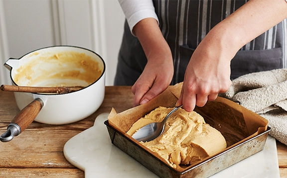 1. Этап. Фадж: 6. Добавьте в смесь ванильный экстракт. Поместите молочную пасту в противень и выровняйте.