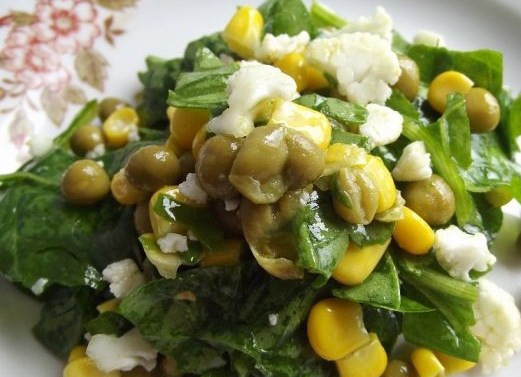 1. Этап. Салат из куриной грудки: Добавляем оливковое масло, досаливаем по вкусу и хорошенько перемешиваем.