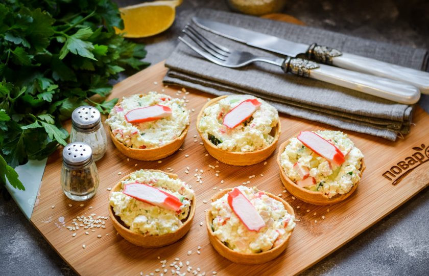 1. Этап. Тарталетки с авокадо и крабовыми палочками: Приятного аппетита!