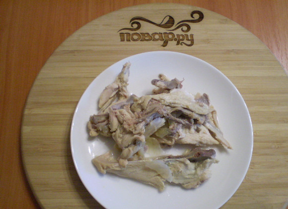 1. Этап. Бульон из куриных костей: Достаньте из бульона косточки, отделите от них мясо. Кости можно выбросить, а мясо верните в бульон.