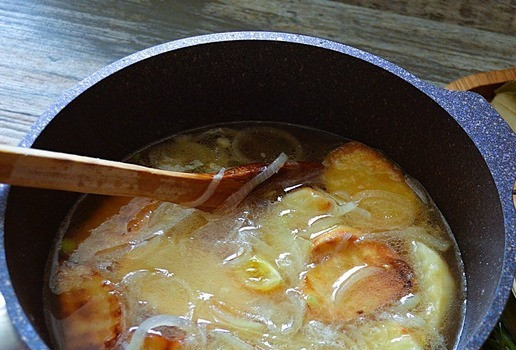 1. Этап. Суп-рагу с картофелем и тушёнкой: Влить 0,5 л. кипятка.