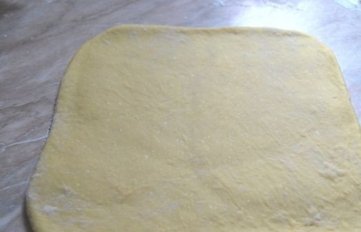 1. Этап. Торт Наполеон с очень вкусным кремом: Затем вновь раскатайте тесто в лепёшку. Это повторите 4 раза: сложите конвертом, опять раскатайте.
