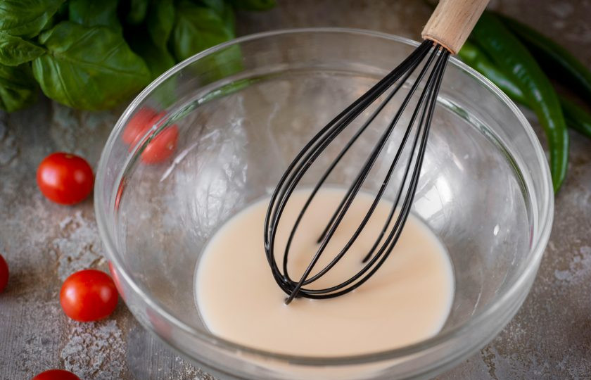 1. Этап. Мексиканская острая пицца: В просторной миске разведите дрожжи в теплой воде, добавьте сахар и перемешайте венчиком.