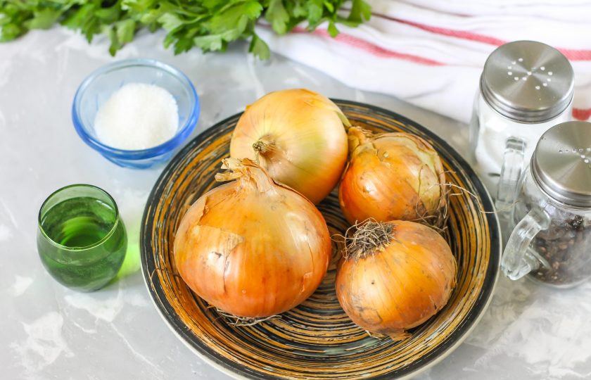 1. Этап. Маринованный лук кольцами на зиму: Подготовьте указанные ингредиенты. Расчет на банку объемом 0,5 литра.