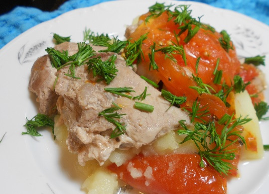 1. Этап. Свинина с помидорами и картофелем в мультиварке: 6. Свинина с помидорами в мультиварке в домашних условиях может быть приготовлена на режиме Выпечка или на режиме Тушения. Среднее время - это около 45-50 минут. Готовое блюдо присыпать свежей зеленью и подавать к столу.