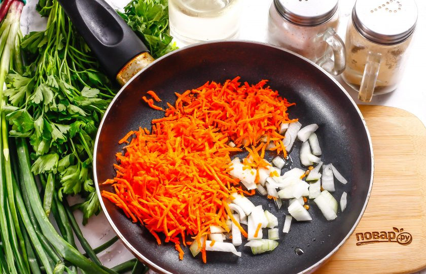 1. Этап. Суп с чечевицей и сосисками: Морковь натрите на терке с мелкими ячейками, лук нарежьте мелкими кубиками. Отпассеруйте все на сковороде в течение 3-4 минут, влив в нее растительное масло.