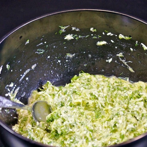 1. Этап. Кабачковые оладьи с козьим сыром: Перемешиваем.