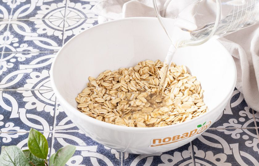 1. Этап. Геркулесовая каша в микроволновке: Влейте воду. Все перемешайте.