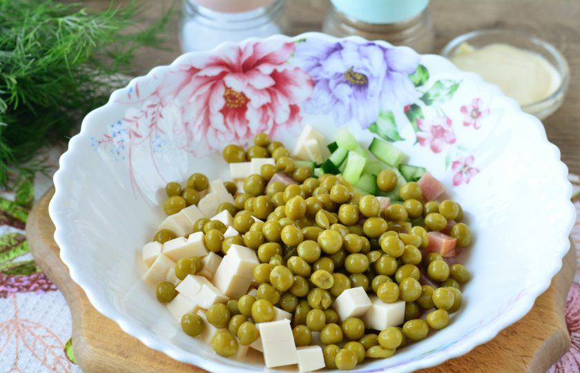 1. Этап. Салат с ветчиной и плавленым сыром: Слейте маринад с гороха, бобы всыпьте в салат.