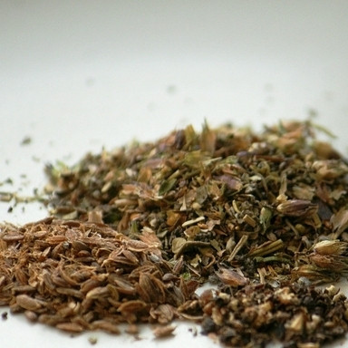 1. Этап. Курица по-провански: Все овощи перемешиваем, добавляем к ним половину прованских трав, семена укропа и соль.