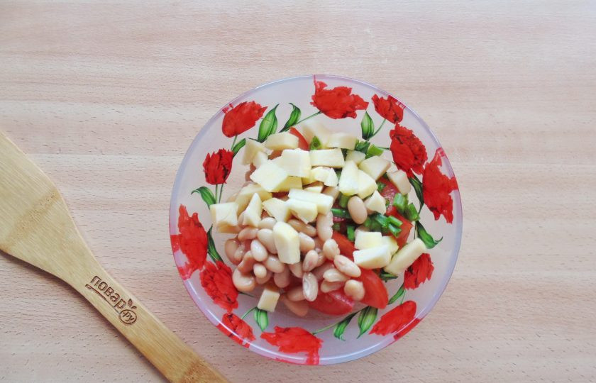 1. Этап. Салат с фасолью и яблоками: Яблоко помойте, очистите, удалите сердцевину и нарежьте небольшими кубиками.