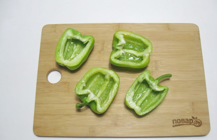 1. Этап. Перцы фаршированные курицей в духовке: Болгарский перец разрежьте на две части вдоль. Удалите семенную коробочку и помойте.