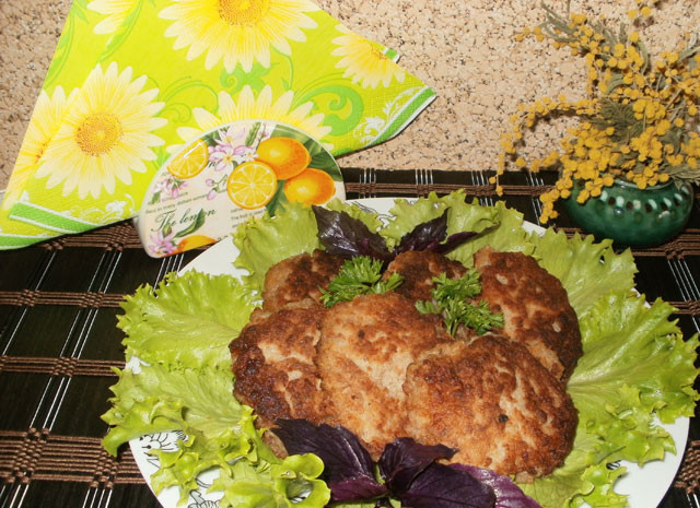 1. Этап. Оладьи из говядины: 4. Жарим такие оладьи на растительном масле с двух сторон до румяного цвета. Приятного аппетита!