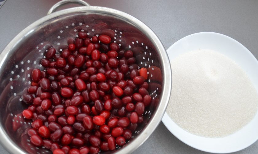 1. Этап. Кизил протертый с сахаром: Подготовьте кизил и сахар.