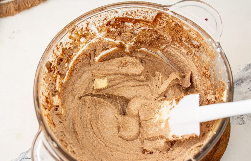 1. Этап. Творожно-шоколадная пасха заварная: Пробейте массу до гладкости.