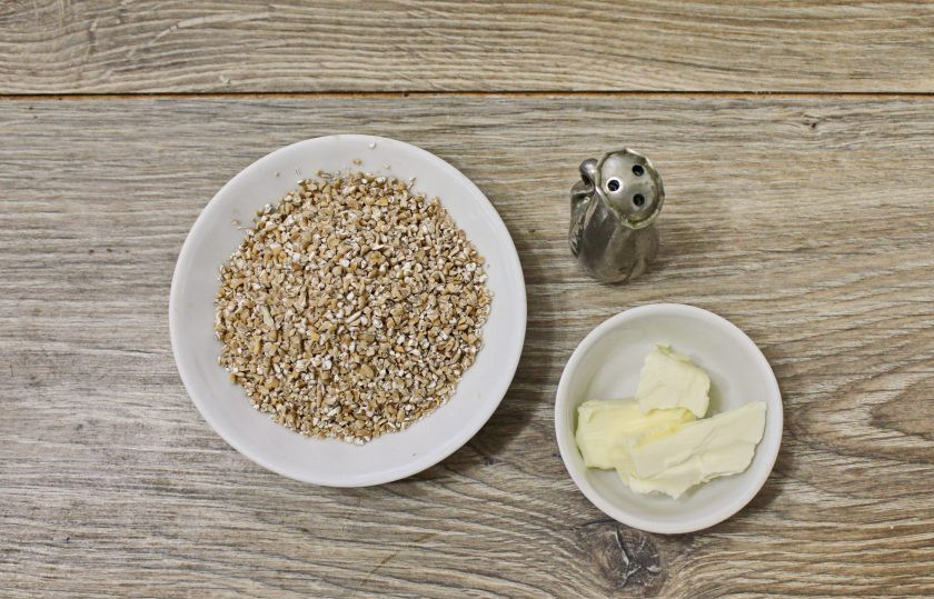 1. Этап. Каша из дробленой пшеничной крупы: Подготовьте все необходимые ингредиенты для приготовления каши из дробленой пшеничной крупы.