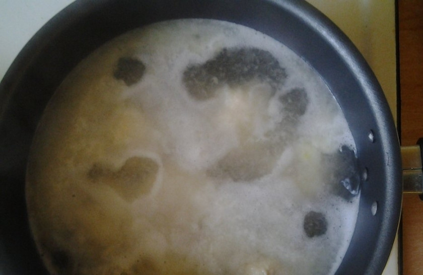 1. Этап. Клецки из картошки: Клёцки варите в подсоленной воде 10 минут.