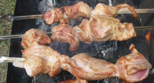 1. Этап. Шашлык из свинины на кефире: Когда мясо подурмянится с обеих сторон, это будет значить, что оно готово. Приятного аппетита!