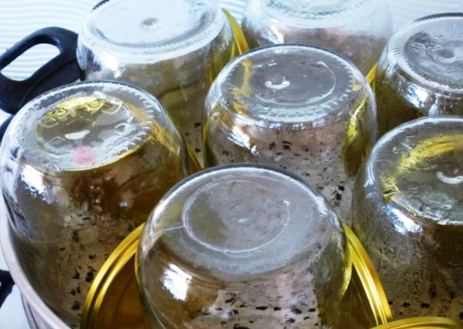 1. Этап. Клубничное варенье с желатином: Банки и крышки поставьте стерилизоваться.