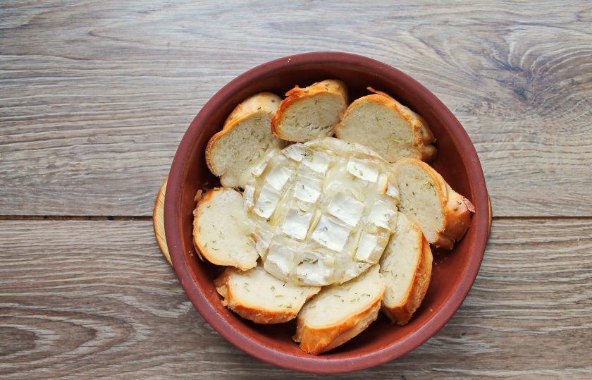 1. Этап. Камамбер с багетом в духовке: Поставьте форму с сыром и багетом в горячую духовку. Запекайте в течение 20-25 минут при температуре 180 градусов. Спустя время достаньте камамбер из духовки и сразу подавайте к столу.