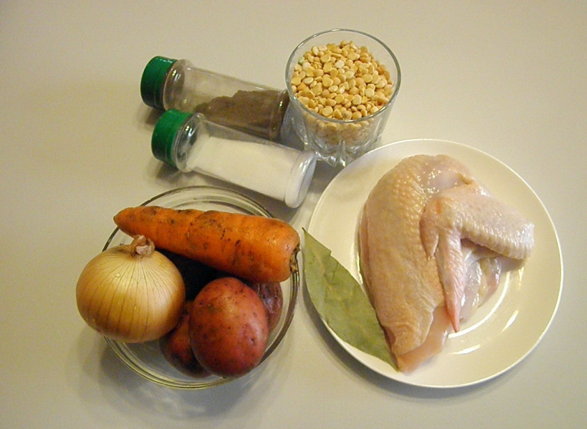 1. Этап. Гороховый суп с цыпленком: Приготовьте продукты для супа. Если порция супа нужна большая, то возьмите целого цыпленка. Я варила на 2 литра, взяла самую мясную часть цыпленка - грудку с крылышком. Вымойте часть цыпленка, удалите остатки перьев, мусоринок и т.д.