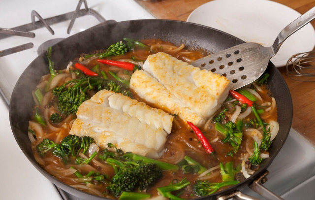 1. Этап. Тушеная треска с брокколи: Как увидите, что соус с овощами начал загустевать, выложите рыбку обратно на сковороду. Готовьте еще минут 6-8, потом можете выключить огонь.