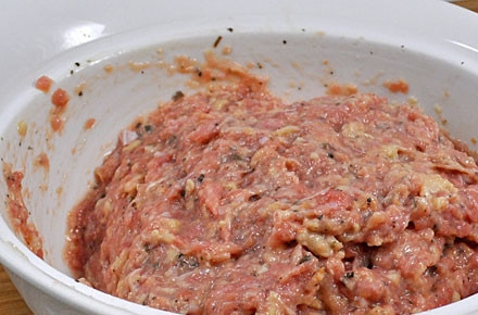 1. Этап. Митболы с сыром Моцарелла: 4. Добавьте хлебные крошки в фарш и тщательно перемешайте.