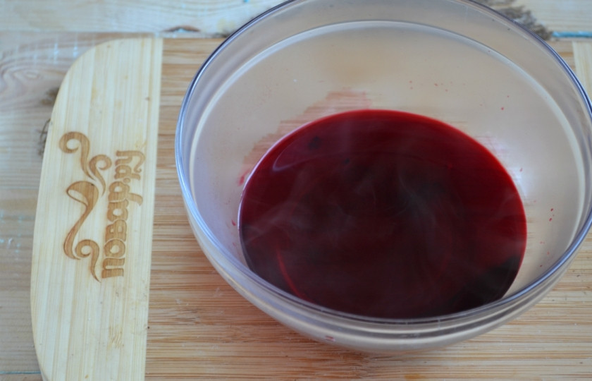 1. Этап. Красивые пасхальные яйца: Пищевой краситель разведите согласно инструкции, указанной на упаковке. Я использую обычный порошковый краситель. 1 пакетик разводится на 1 стакан кипятка, к нему же добавляется 1 ст. ложка уксуса 9%.