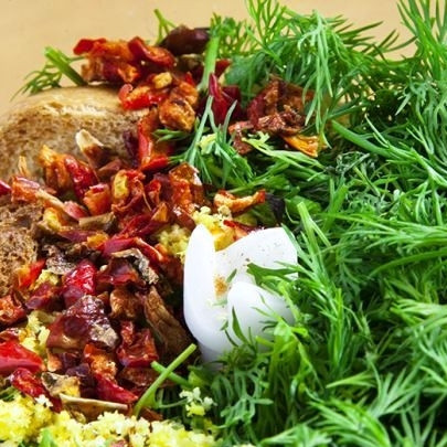 1. Этап. Свинина в панировке: Пока мясо маринуется - приготовим смесь для панировки. Для этого при помощи процессора измельчаем подсушенный хлеб, зелень укропа, цедру лимона и сушеный сладкий перец. До однородной консистенции панировочных сухарей.