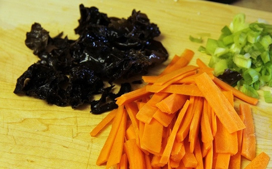 1. Этап. Курица с тофу и овощами: 1. Очистите и нарежьте морковь, измельчите лук. Сушеные грибы замочите в горячей воде на 10 минут.