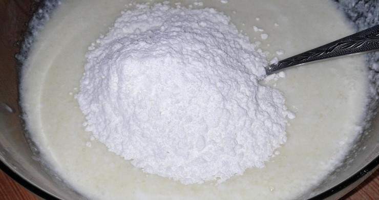 1. Этап. Оладьи на простокваше без дрожжей: 1. Смешаем сначала жидкие компоненты - яйцо и простоквашу, добавим к ним сахар, соль и гашеную уксусом соду, смешаем все вместе до однородности. затем добавим муку и перемешаем, чтобы не было комочков, а затем добавим растительное масло и опять перемешаем.