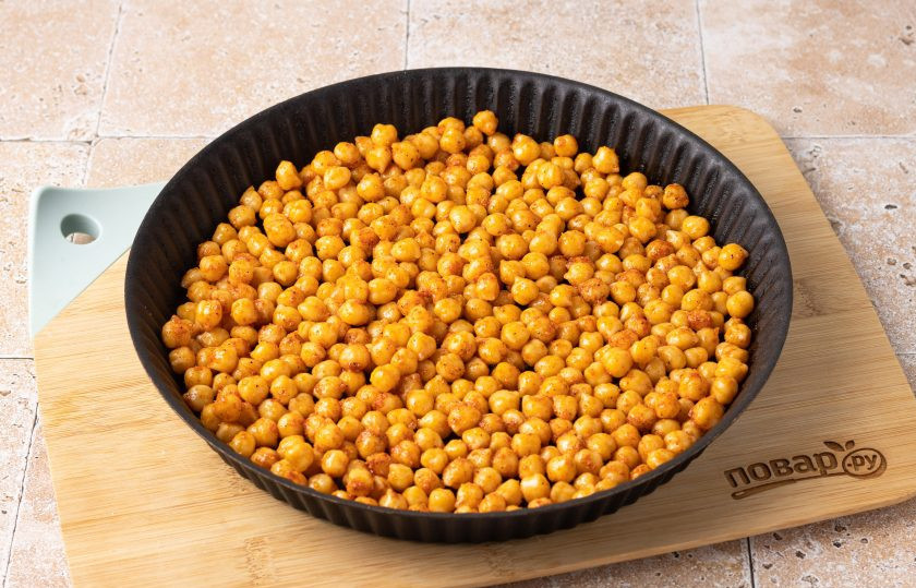 1. Этап. Хрустящий нут в духовке: Выложите нут на противень в один слой и запекайте в духовке 25-30 минут при температуре 200 градусов.