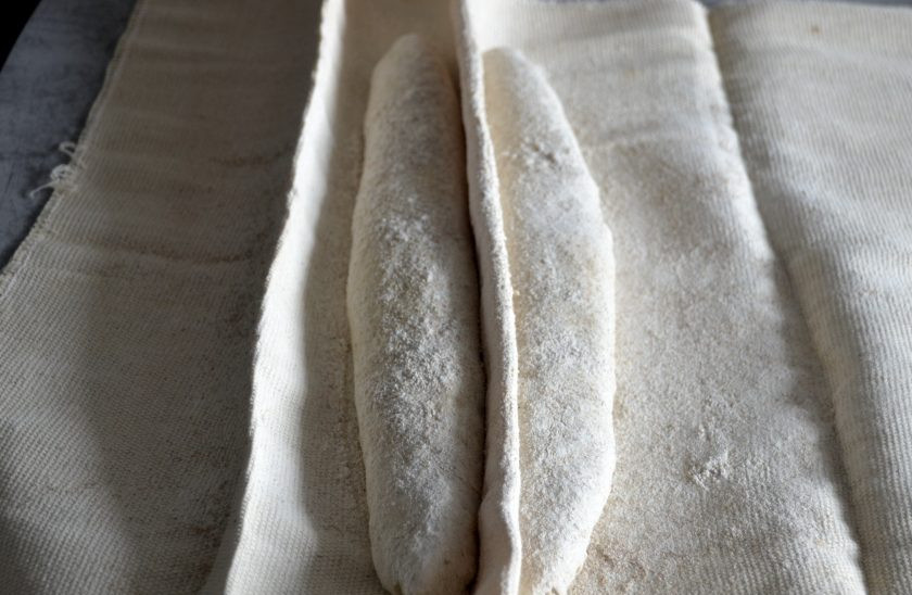 1. Этап. Багет ржаной: Переложите заготовки багета на ткань, в которую предварительно вбили муку, чтобы ничего не прилипало, 