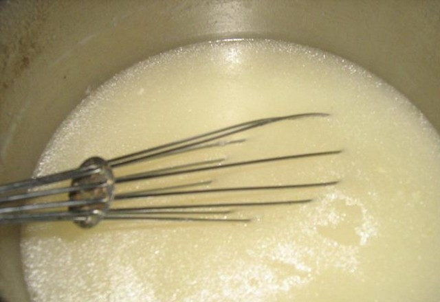 1. Этап. Грузинский суп: Мучную заправку вылейте в кастрюлю с бульоном, взбейте венчиком, чтобы не было комков.