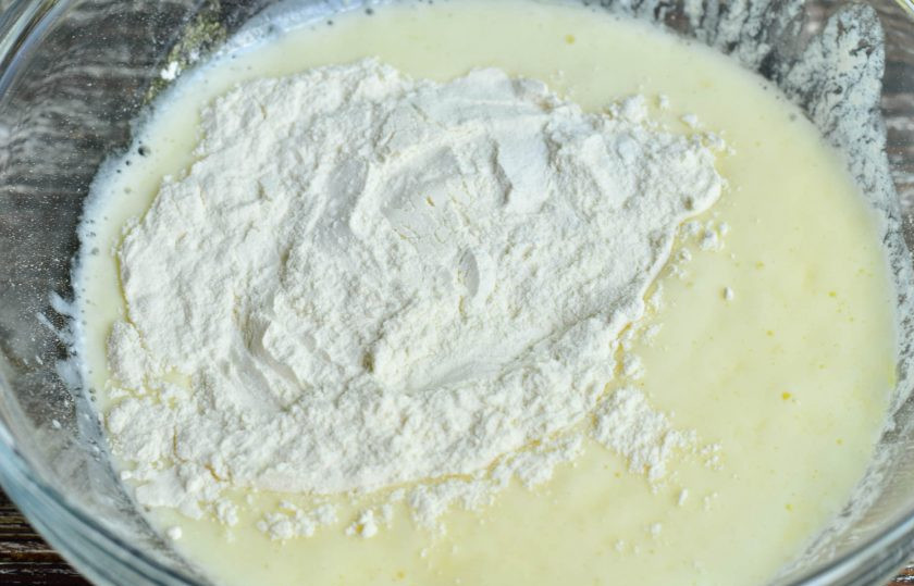 1. Этап. Хворост на кефире с водкой: Добавьте просеянную муку.