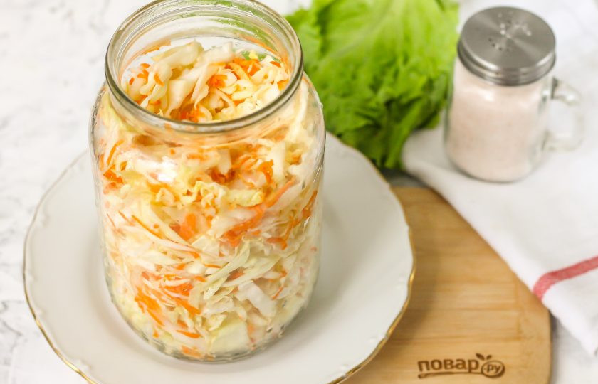 1. Этап. Молодая квашеная капуста: Аккуратно выложите всю массу в банку и утрамбуйте. Поместите банку в холодильник на сутки или двое, время от времени перемешивая массу.